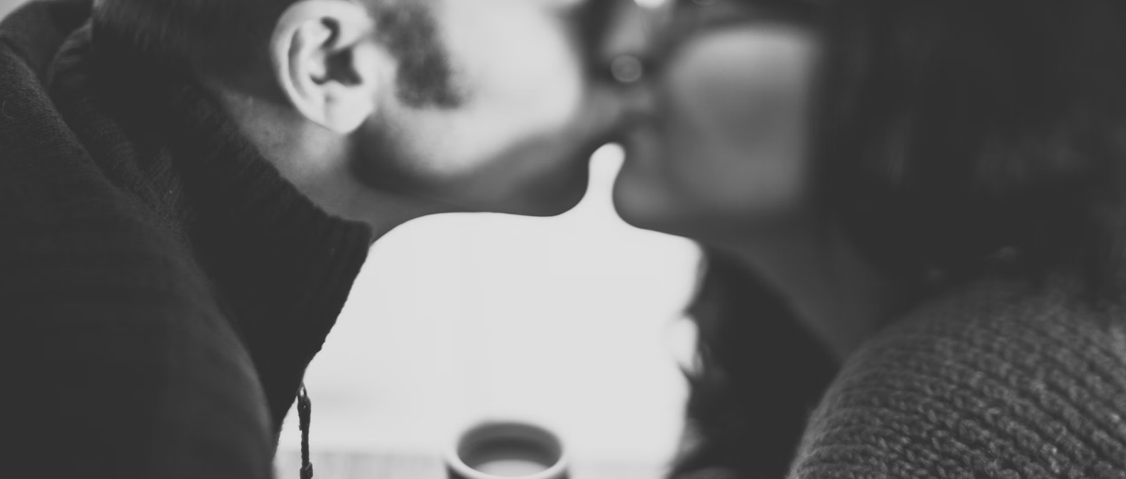 2 people kissing on their first date